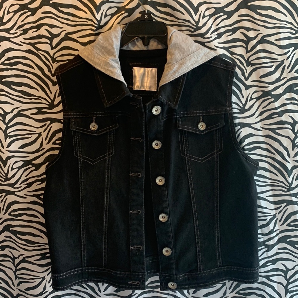 🏷️ 3 for $10
Black jean sleeveless jacket with gray hoodie